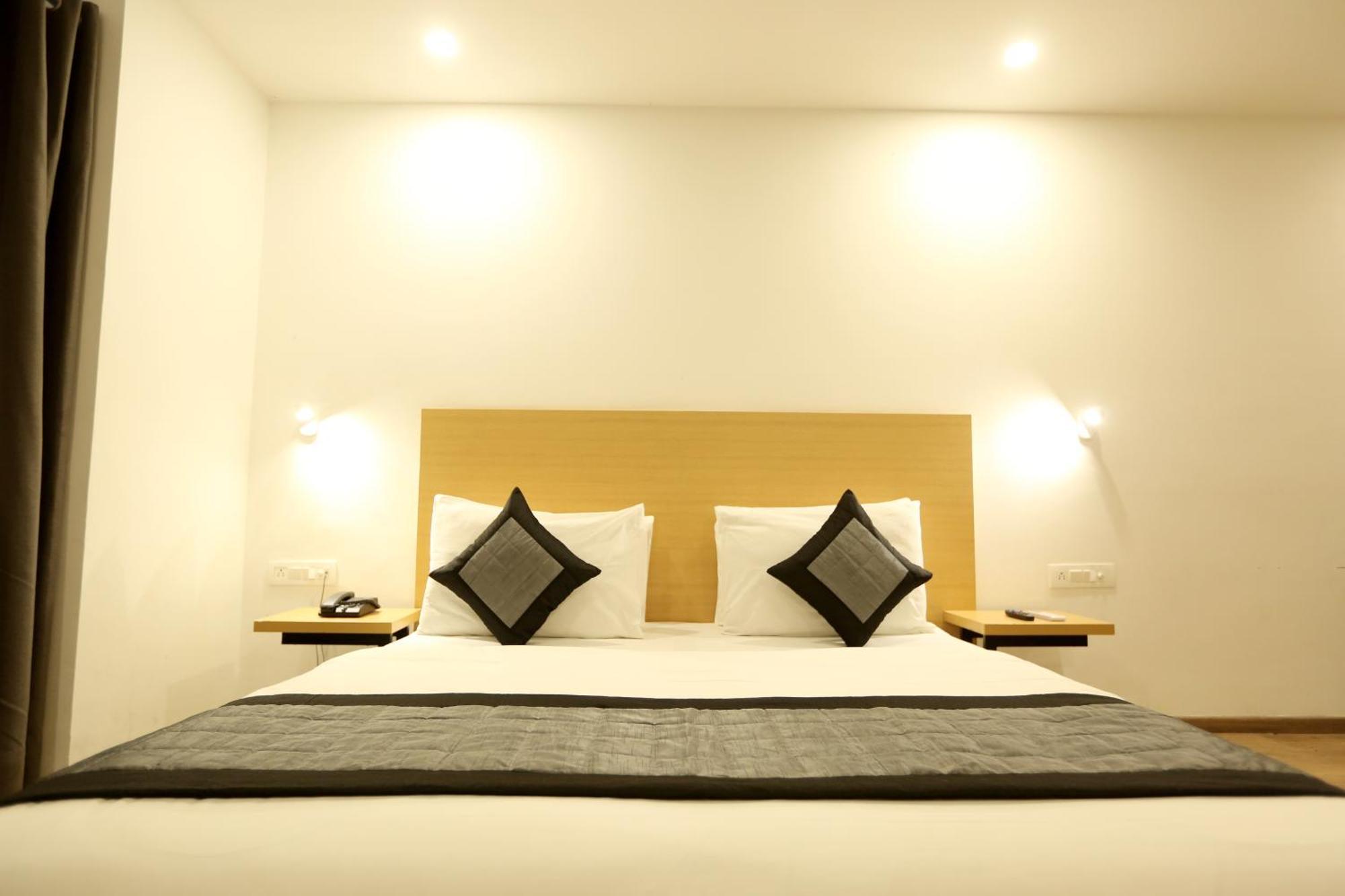The Roseman Hotel & Suites Ghaziabad Exterior photo
